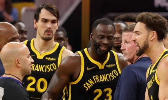 必发-勇狼大冲突！追梦锁喉戈贝尔 汤神被驱逐摔毛巾