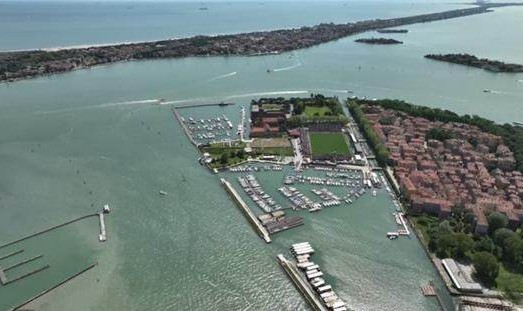 必发指数官网-沐浴威尼斯和煦日光，AC米兰艰难带走胜利